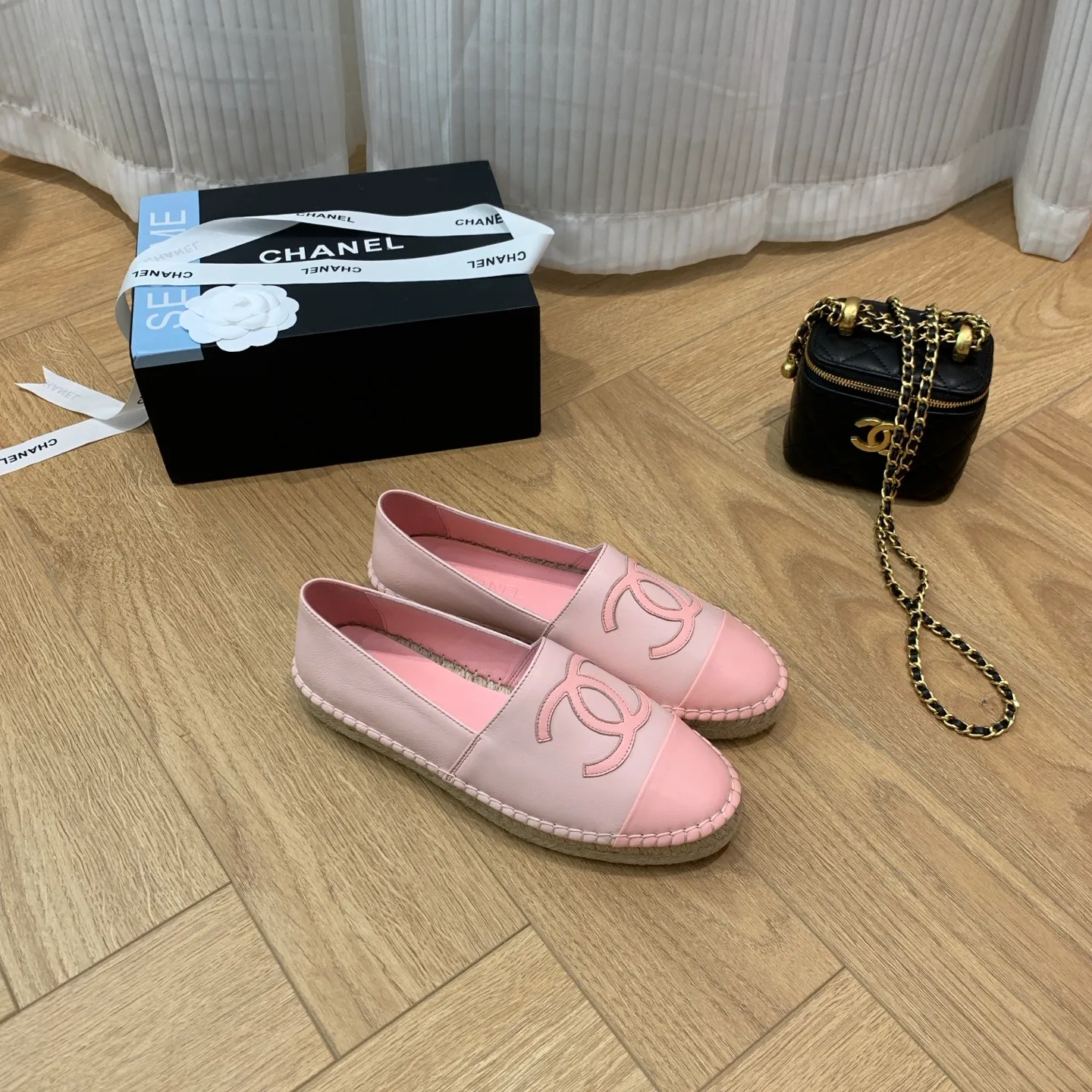👟👟Ex-factory price 440👟👟 👑New colors are coming ✌️New version of Chanel fisherman shoes is coming❗️Delivered in a full set of top-notch packaging. The quality of my fisherman shoes has not been introduced much, everyone who has had them knows it! The original customized upper, and my outsole is the original translucent outsole, the opaque outsole is the wrong version, full set of authentic packaging ❗️ size: 35-40, running price